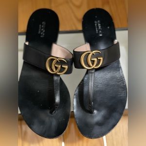 GUCCI LEATHER THONG SANDAL WITH DOUBLE G FOR WOMEN
